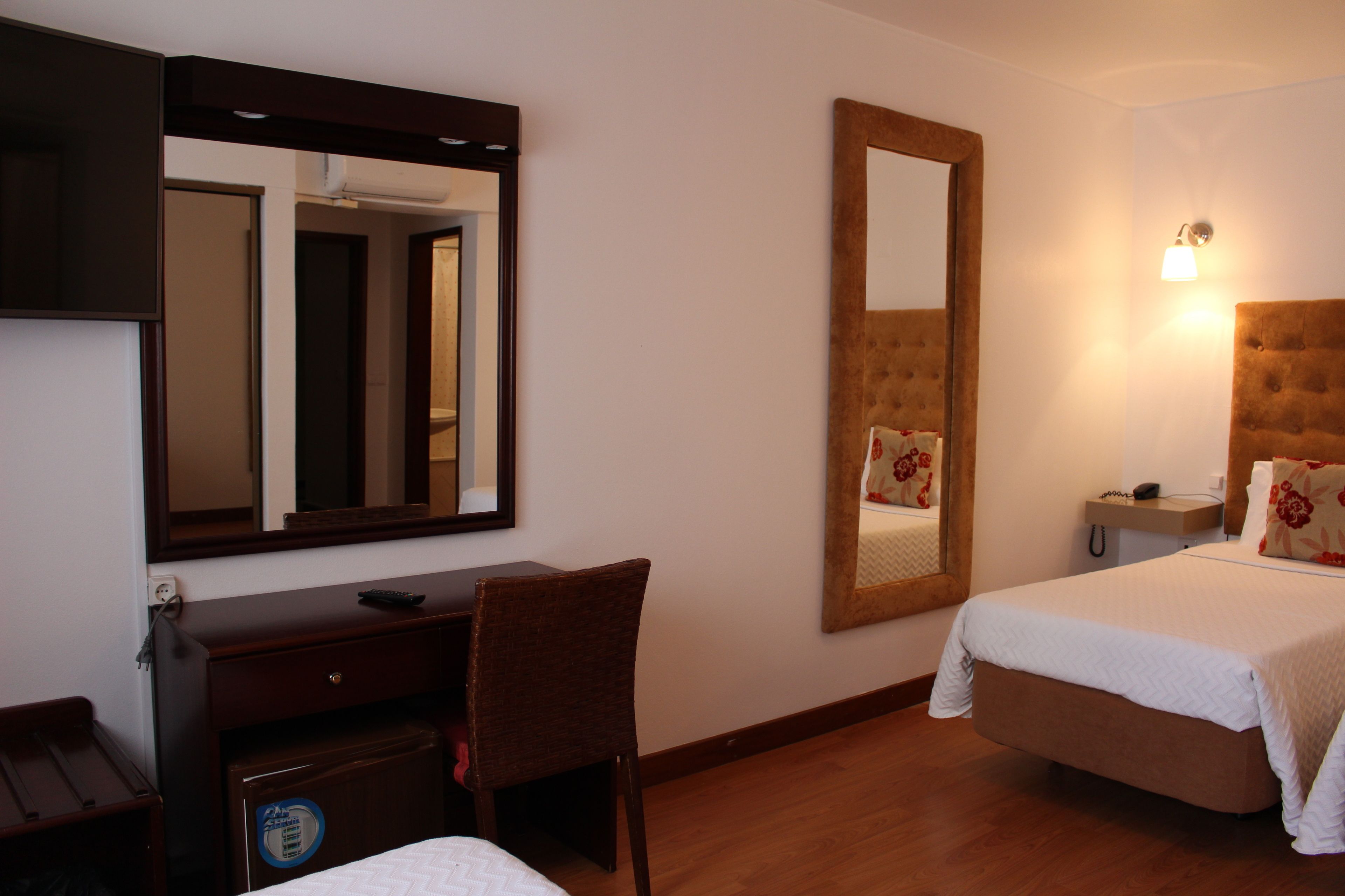 triple room | desk, blackout curtains, soundproofing, free wifi