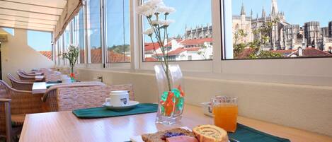 Tägliches inbegriffenes kontinentales Frühstück