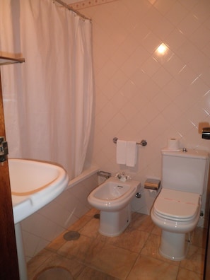 Quarto casal ou duplo clássico, 1 cama de casal ou 2 camas de solteiro, para não fumantes | Banheiro | Secador de cabelo, toalhas de banho