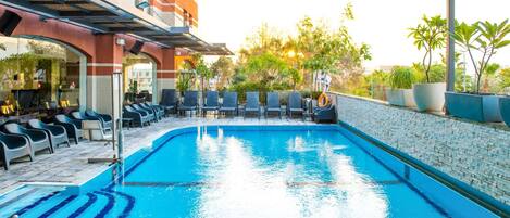 Una piscina al aire libre