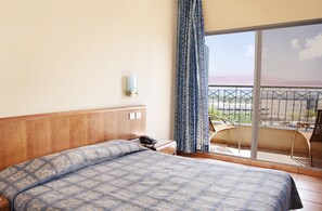 Caja de seguridad en la habitación y tabla de planchar con plancha 