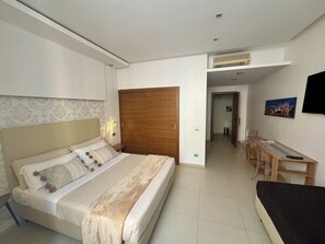 Deluxe Triple Room, Private Bathroom | Premium bedding, down comforters, in-room safe, individually decorated - Interno 5 (Rome)