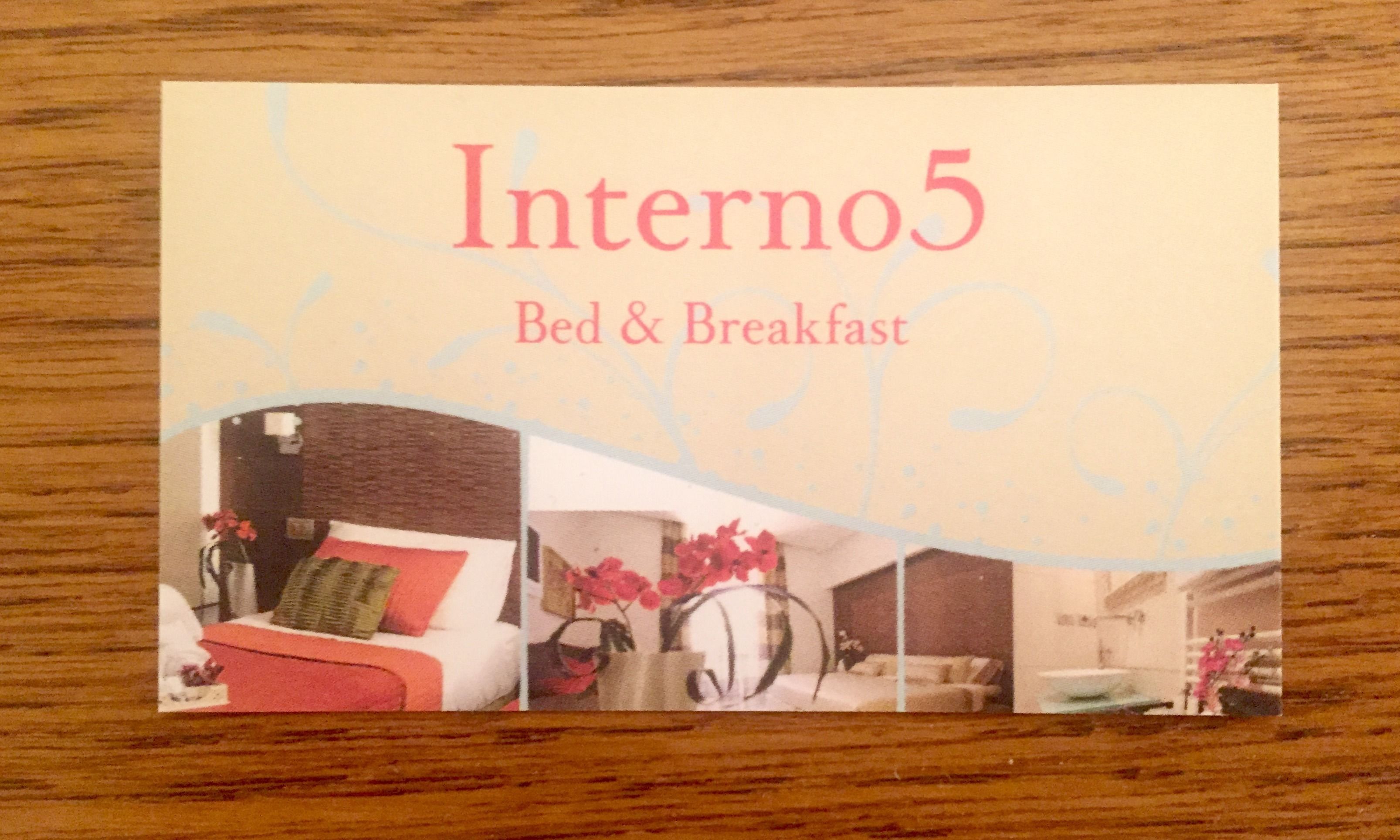 Un folleto de Interno5 Bed & Breakfast que muestra una cama, una mesa de desayuno y un baño.