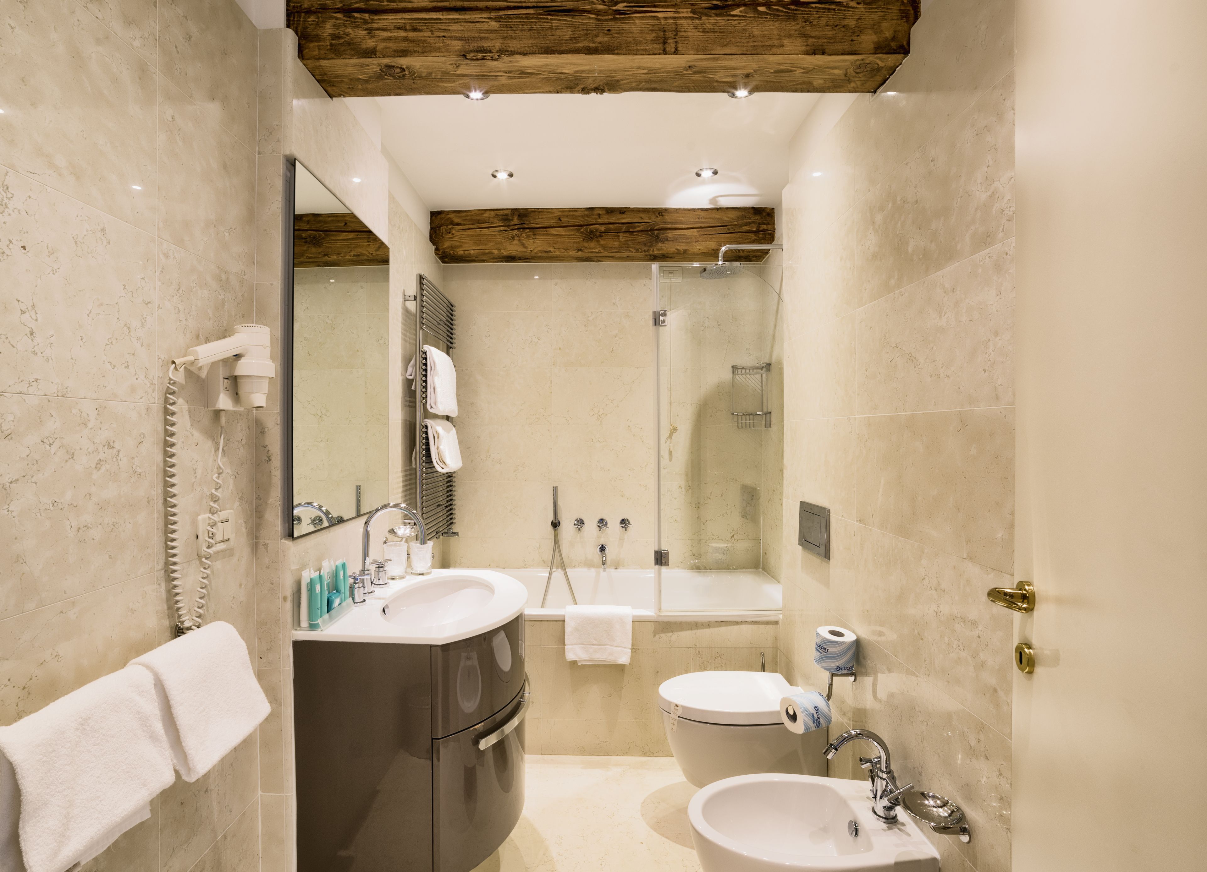 Bañera, artículos de tocador gratuitos, secador de pelo, bidet