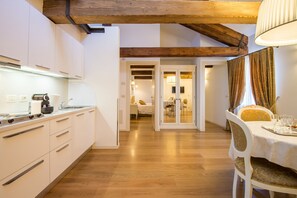 Executive Apartment, 2 Bedrooms, Canal View | Living room | LCD TV - Al Redentore di Venezia Apartments (Venice)