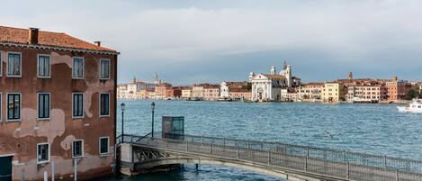 Une vue sur le front de mer, avec un pont, des bâtiments et une église en arrière-plan.