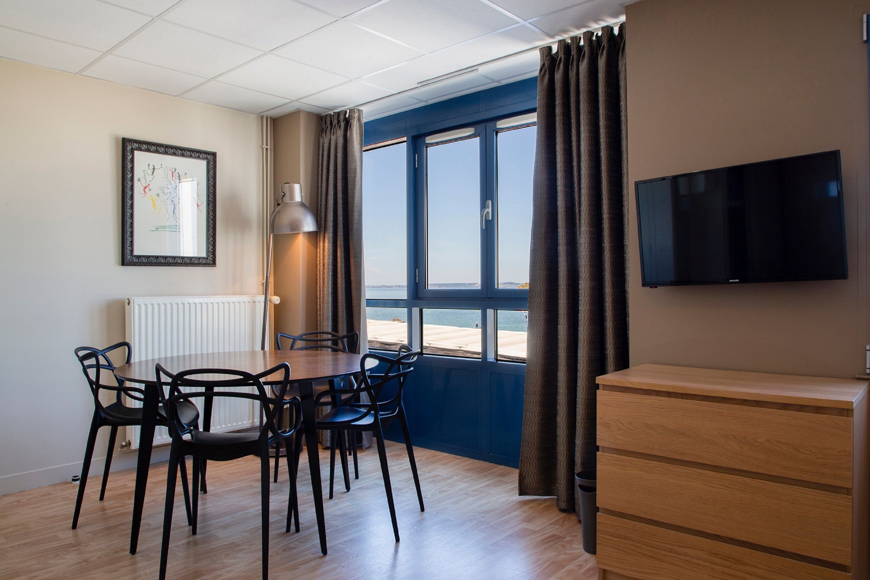 family room | premium bedding, memory-foam beds, desk, laptop workspace