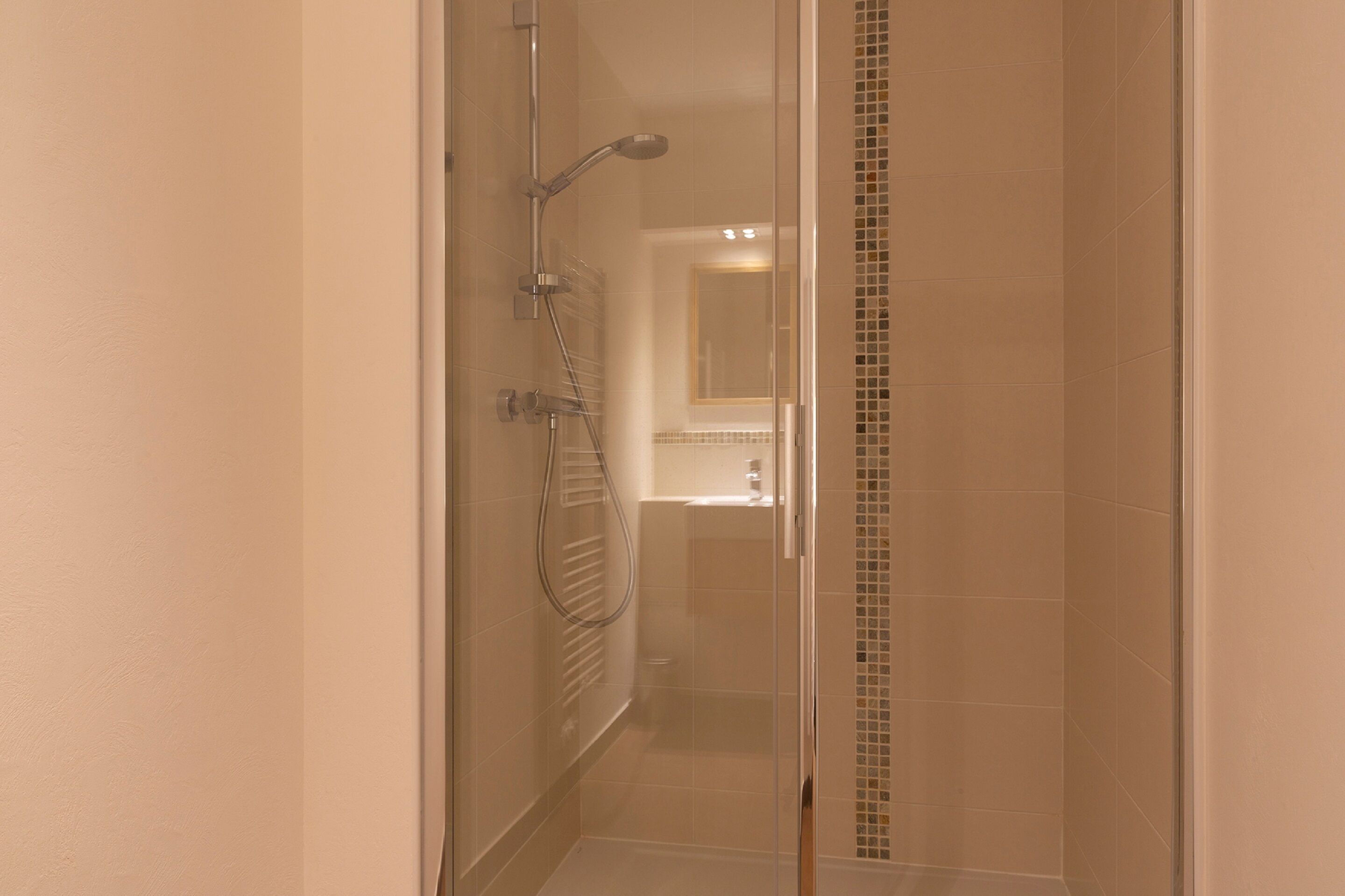 shower, rainfall showerhead, free toiletries, hair dryer