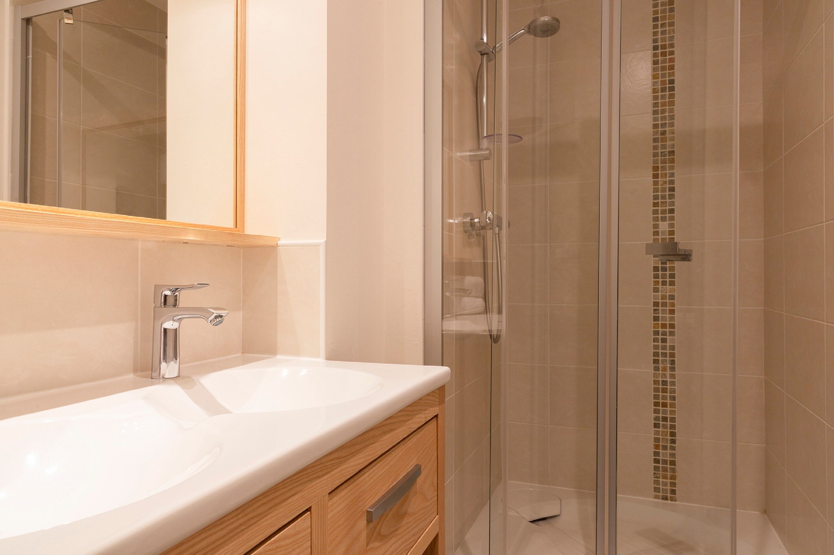 shower, rainfall showerhead, free toiletries, hair dryer