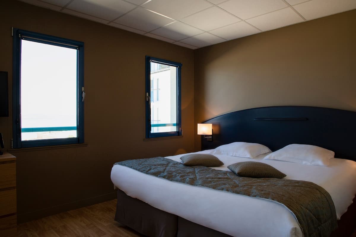 family room | premium bedding, memory-foam beds, desk, laptop workspace