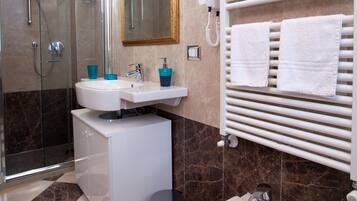 Estudio (with Sofa) | Baño | Amenidades de baño gratuitas, secadora de cabello, bidet, toallas