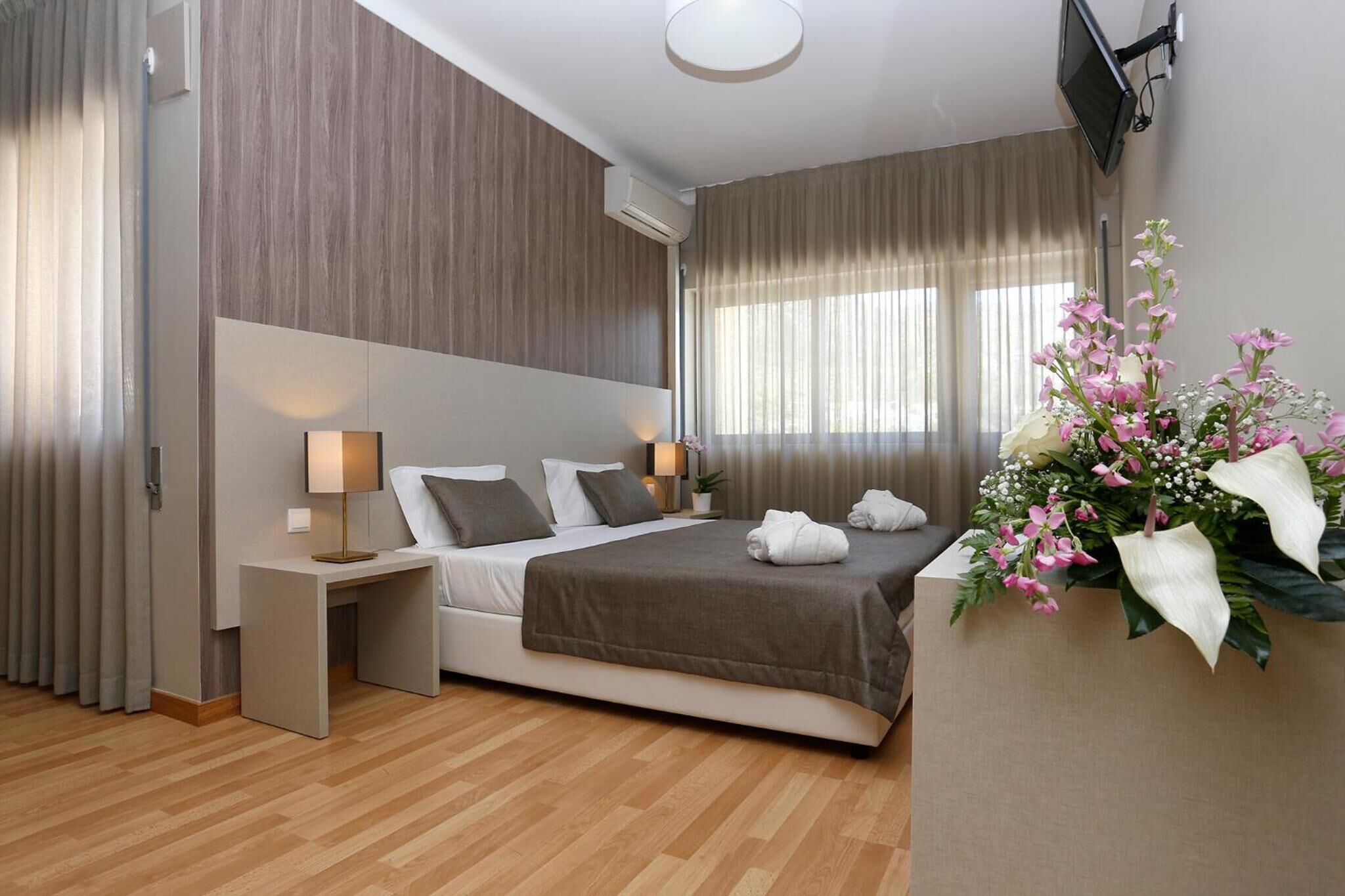 standard double or twin room, private bathroom | minibar, in-room safe, desk, blackout curtains