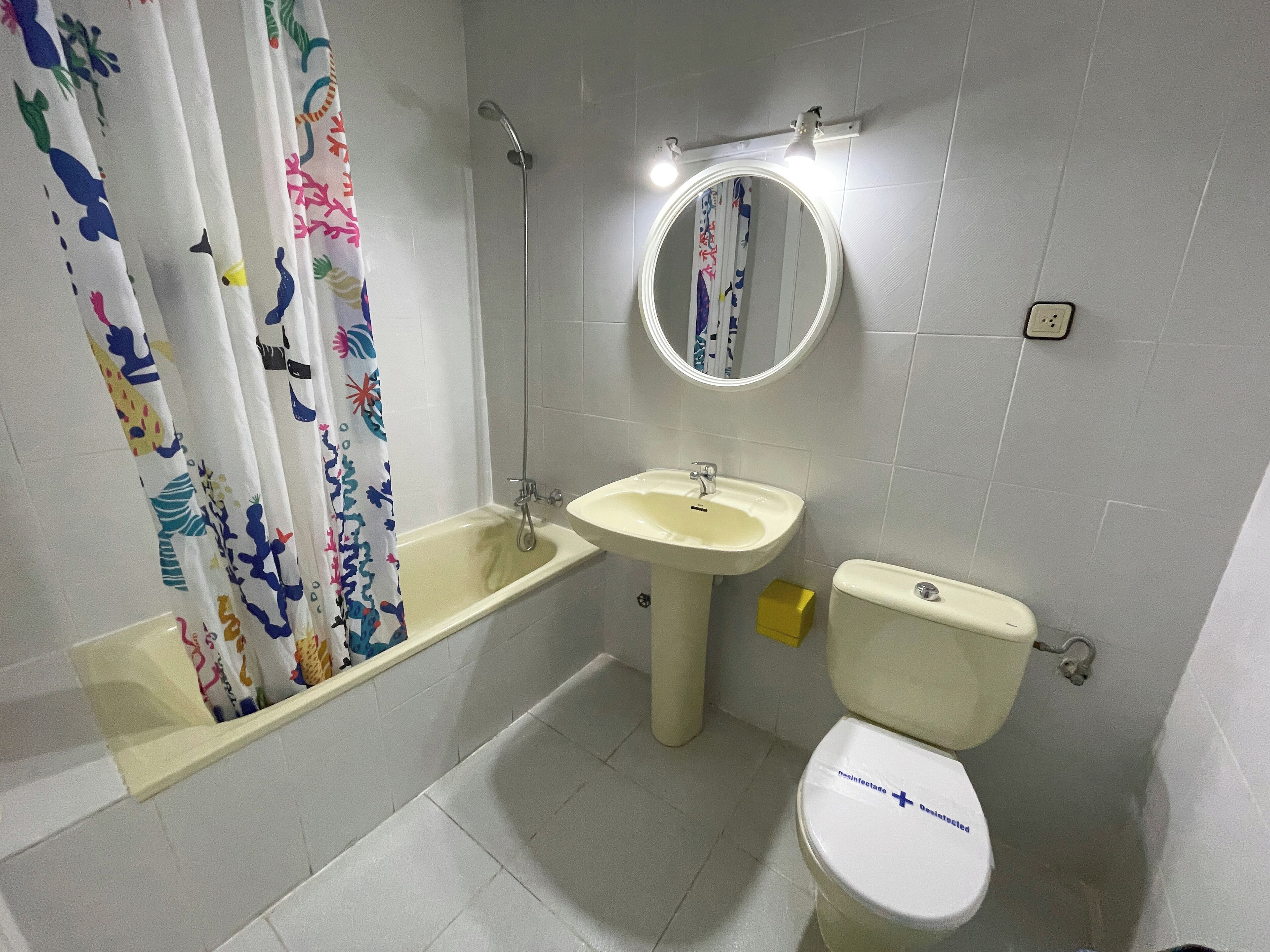 Un bagno con una vasca, un lavandino e un water.