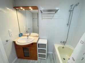 Appartement, 1 slaapkamer (4 people) | Badkamer | Een diep bad, handdoeken