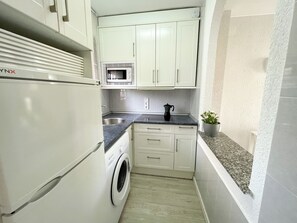 Refrigerador con freezer, microondas, placa de cocina