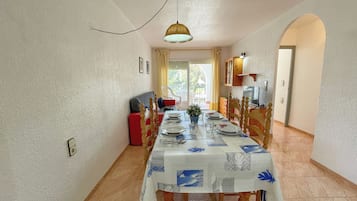 Appartement, 2 slaapkamers (6 people) | Woonruimte | Een 21-inch televisie met digitale zenders