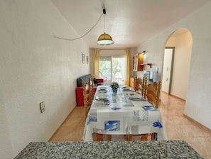 Apartamento, 2 habitaciones (6 people) | Zona de estar | Televisión de 21 pulgadas con canales digitales
