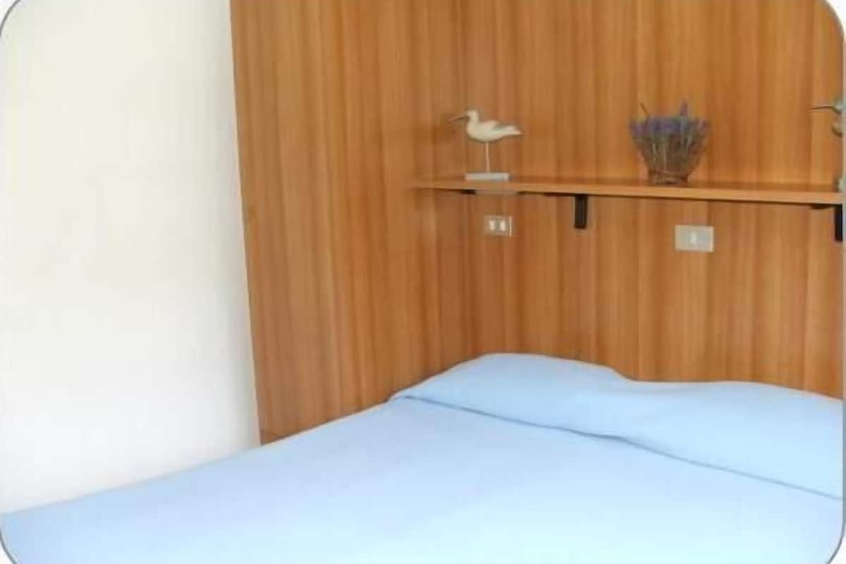Individually furnished, desk, free cribs/infant beds, free WiFi