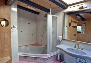 Standard Apartment, 2 Bedrooms, Balcony, Mountain View | Bathroom - Hahnenhof (Kitzbuehel)