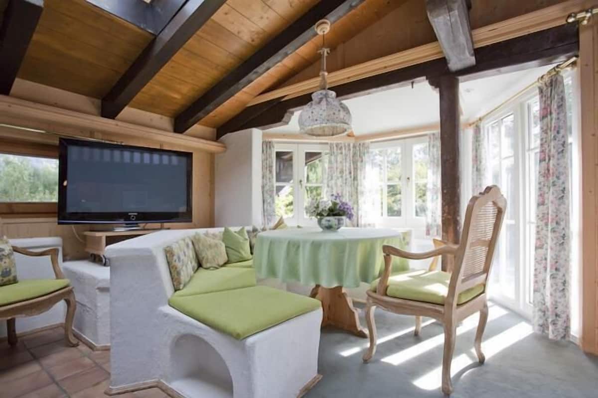Standard-Apartment, 2 Schlafzimmer, Balkon, Bergblick | Wohnzimmer