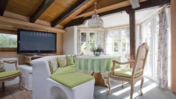 Standard Apartment, 2 Bedrooms, Balcony, Mountain View | Living room