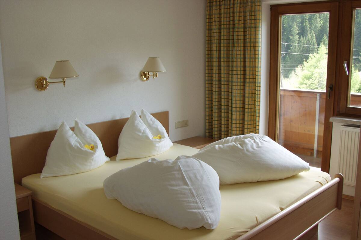Pillowtop beds, in-room safe, cribs (free), WiFi (free)