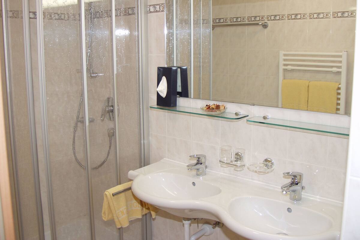 Shower, towels