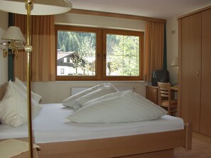 Pillowtop beds, in-room safe, free cribs/infant beds, free WiFi - Steinbock Appartements (Tux)