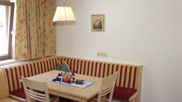 Phòng dành cho gia đình, 2 phòng ngủ, ban công (Kreuzjoch) | Khu vực ăn uống tại phòng