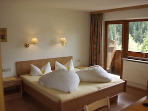 Pillowtop beds, in-room safe, free cribs/infant beds, free WiFi - Steinbock Appartements (Tux)