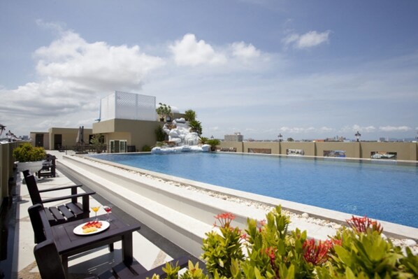 Outdoor pool, pool loungers