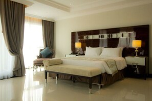 Junior Suite, 1 Double Bed | Minibar, in-room safe, desk, iron/ironing board - LK Royal Wing (Pattaya)