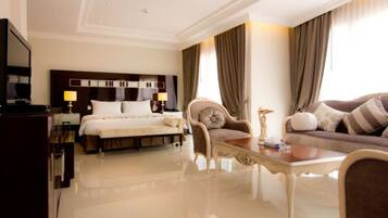 Deluxe-Zimmer | Minibar, Zimmersafe, Schreibtisch, Bügeleisen/Bügelbrett