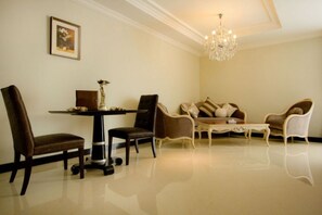 32-inch LCD TV with satellite channels, TV, DVD player - LK Royal Wing (Pattaya)