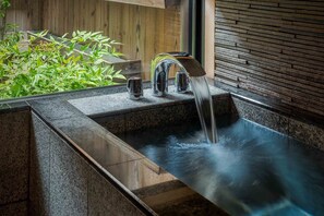 Traditional-Haus, 3 Schlafzimmer, Küche, Gartenblick | Badezimmer | Badewanne und Dusche (separat), Komfortbadewanne