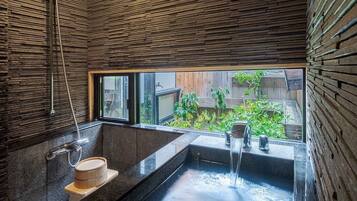 Casa tradicional, 3 habitaciones, cocina, vista al jardín | Baño | Tina y regadera independientes y tina profunda