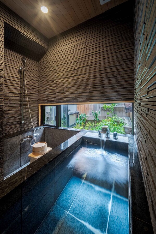 Casa tradicional, 3 habitaciones, cocina, vista al jardín | Baño | Tina y regadera independientes y tina profunda 