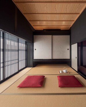 Casa tradicional, 3 habitaciones, cocina, vista al jardín | 1 habitación, edredón y caja de seguridad en la habitación 