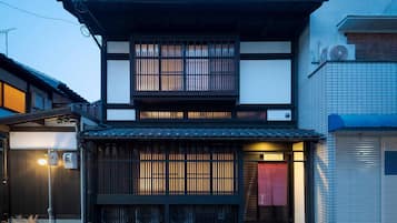 Vista frontal de la propiedad por la tarde o noche