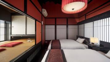 Casa tradicional, 3 habitaciones, cocina, vista al jardín | 1 habitación, edredón y caja de seguridad en la habitación