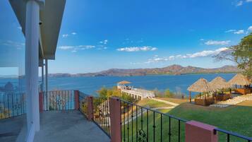 Un balcón con vistas a un lago y montañas.