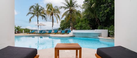 Chambre, 1 très grand lit, vue piscine | Vue de la chambre