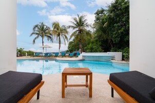 ルーム キングベッド 1 台 プールビュー | 部屋からの景観