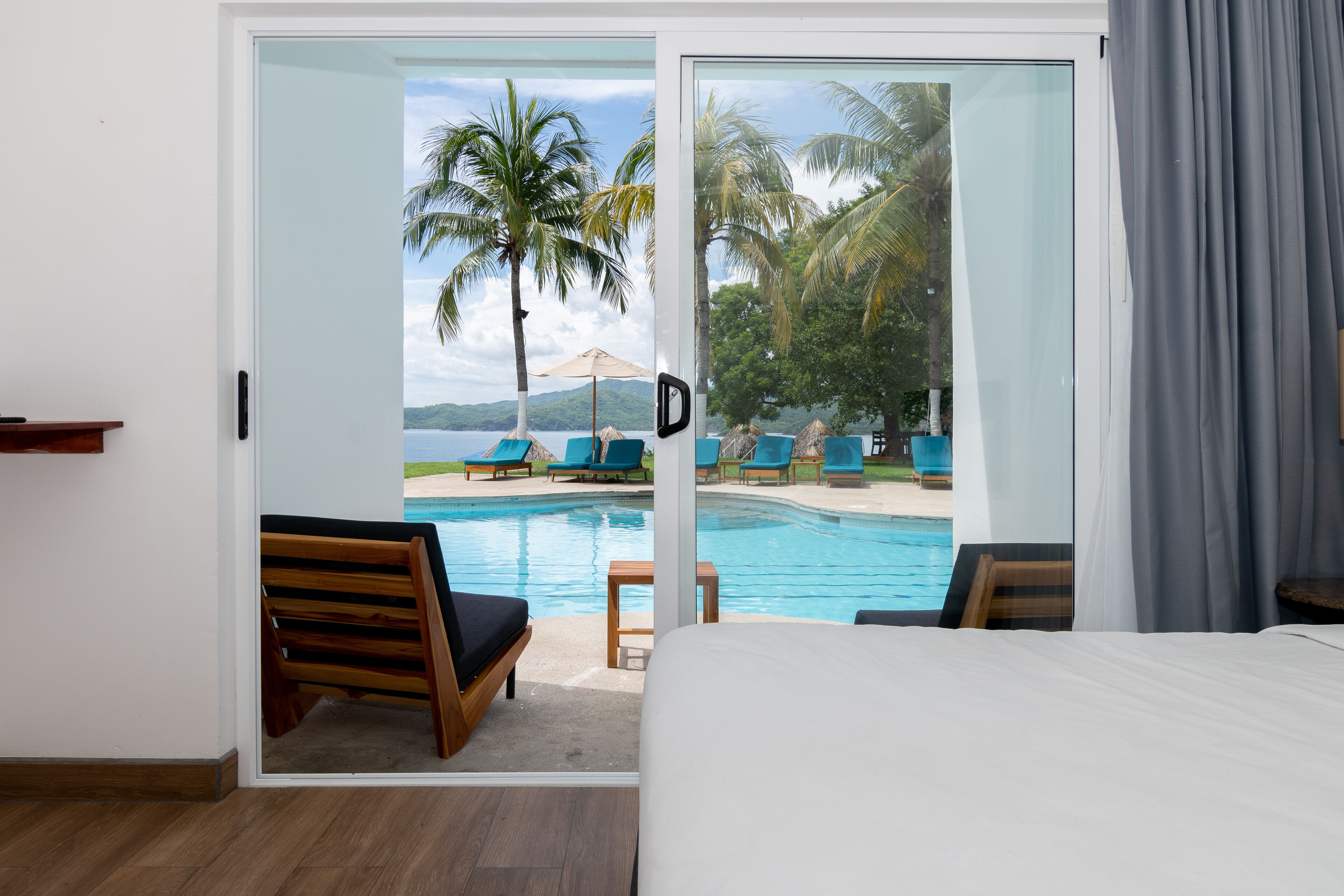 Chambre Familiale, 2 grands lits, vue piscine | Vue de la chambre