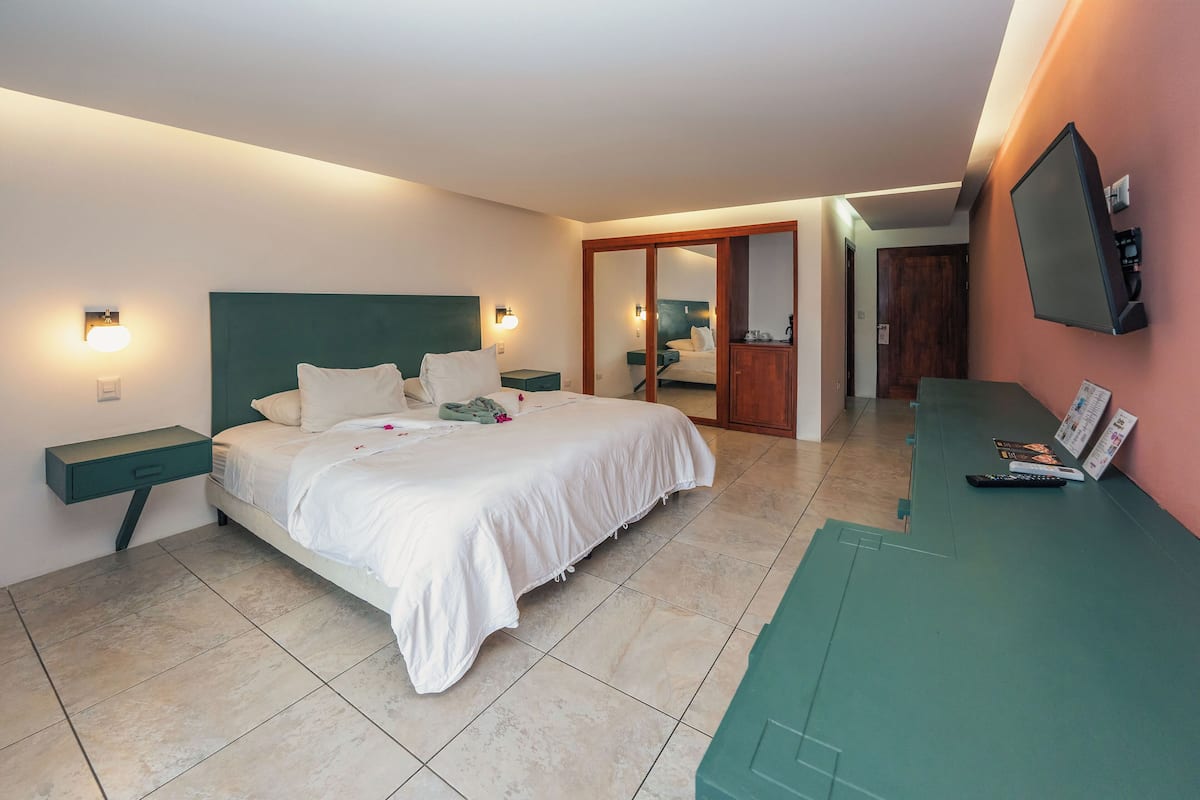 Minibar, blackout drapes, WiFi (free), bed sheets