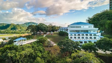 Vista frontal de la propiedad