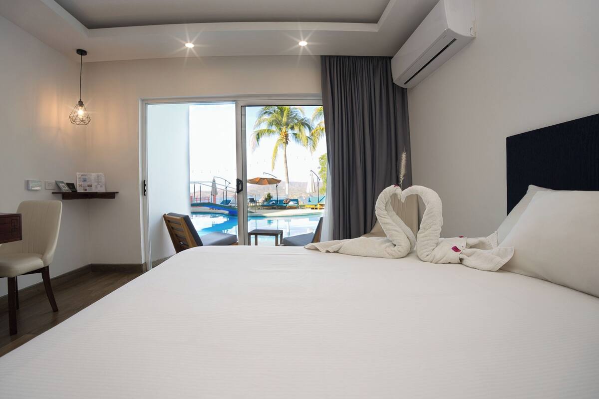 Minibar, blackout drapes, WiFi (free), bed sheets