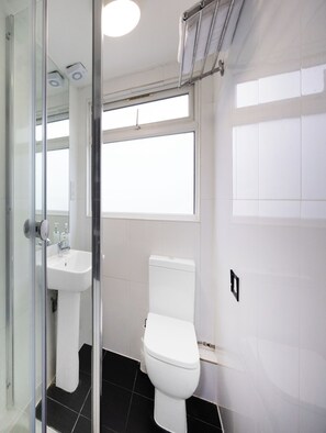 Shower, free toiletries, towels, soap - Arinza Hotel, London Ilford (Ilford)