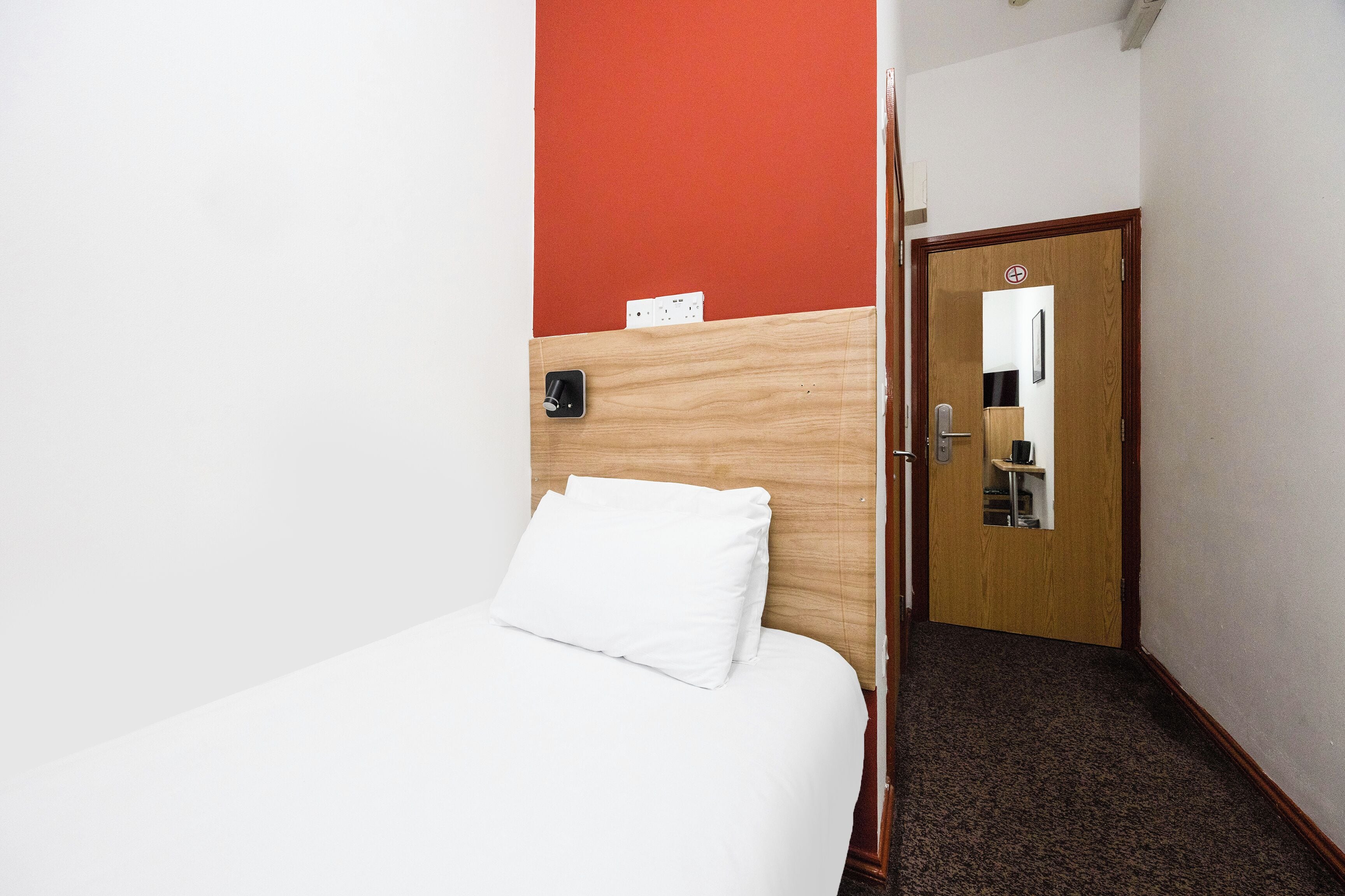 Chambre Simple Standard | Bureau, fer et planche à repasser, lits bébé (en supplément)