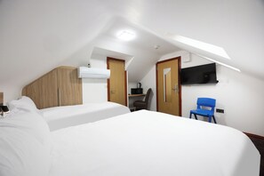 Kolmen hengen deluxe-huone | Työpöytä, silitysrauta/-lauta, vauvansängyt, ilmainen Wi-Fi